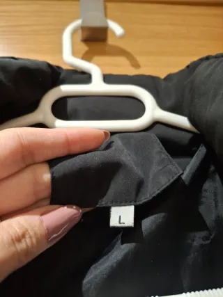 Abrigo negro acolchado con capucha