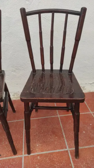 Juego de 5 sillas antiguas de madera oscuras