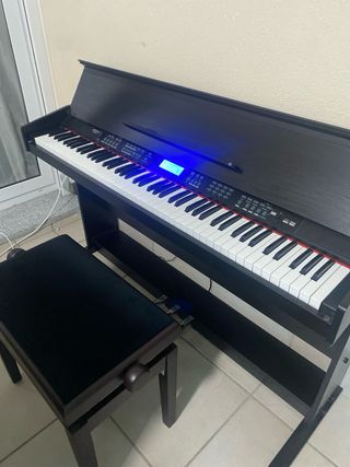 Piano digital negro con banqueta