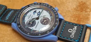 Reloj Swatch en azul malva con fase lunar.