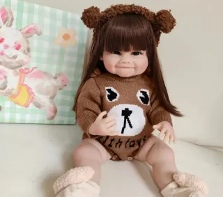 Bambola realistica con vestito orsetto