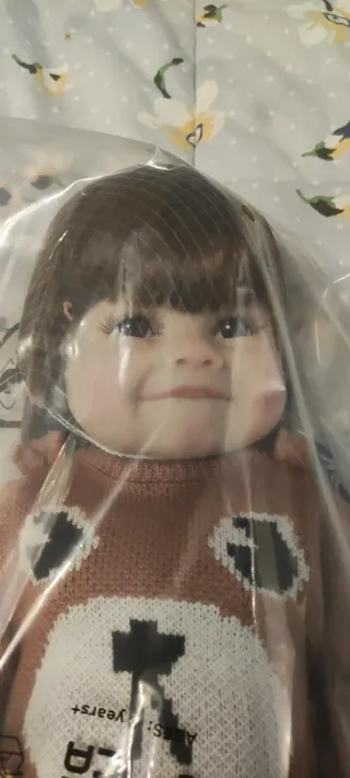 Bambola realistica con vestito orsetto