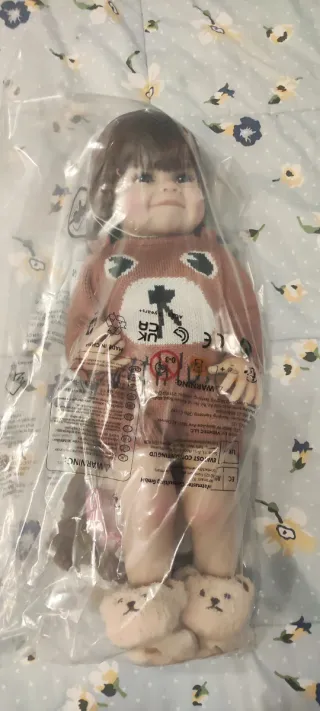 Bambola realistica con vestito orsetto