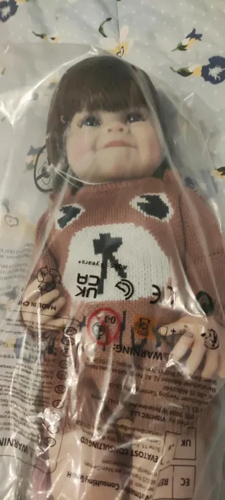 Bambola realistica con vestito orsetto