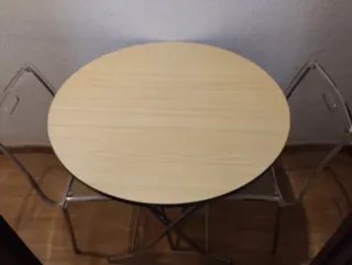 Mesa plegable y 2 sillas apilables de metacrilato