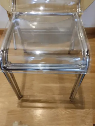 Mesa plegable y 2 sillas apilables de metacrilato