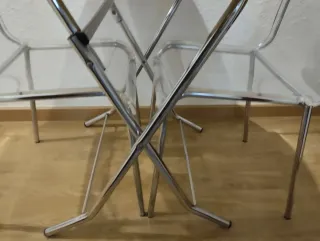 Mesa plegable y 2 sillas apilables de metacrilato