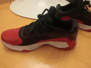 Jordan zapatillas Negras y Rojas