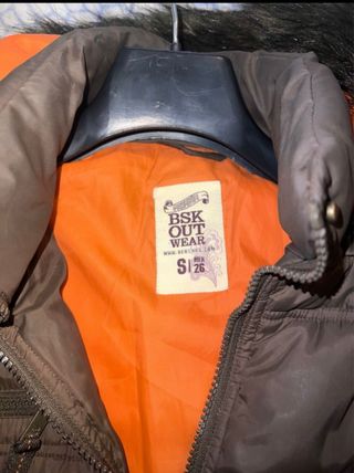 Chaquetón marrón con capucha y pelo