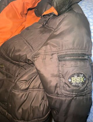 Chaquetón marrón con capucha y pelo