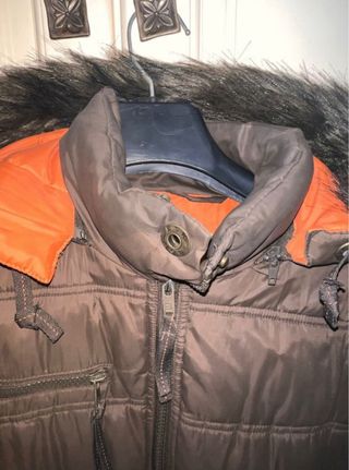 Chaquetón marrón con capucha y pelo