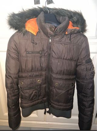 Chaquetón marrón con capucha y pelo