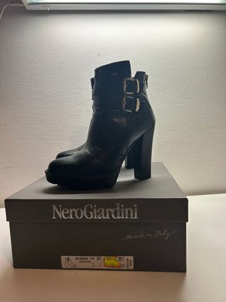 Tronchetti in vera pelle Nero Giardini Tg 37