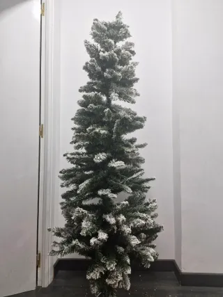 Árbol de Navidad verde con nieve