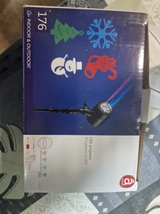 Árbol de Navidad verde con nieve