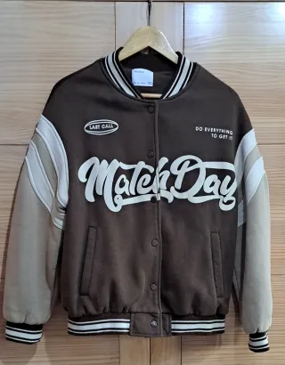 Cazadora bomber Bershka marrón y beige