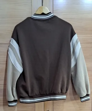 Cazadora bomber Bershka marrón y beige