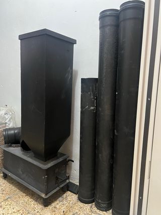 Estufa de pellets metálica negra.