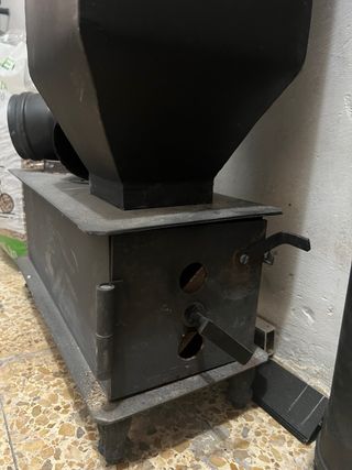 Estufa de pellets metálica negra.