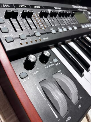 Behringer DeepMind 6 + mala de transporte