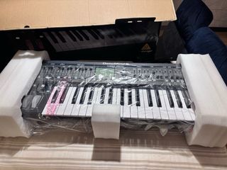 Behringer DeepMind 6 + mala de transporte