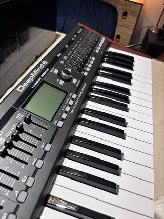 Behringer DeepMind 6 + mala de transporte