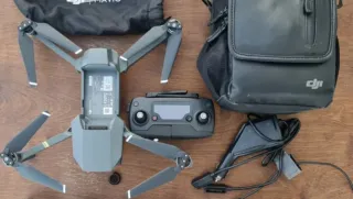 Dron DJI con mando, cargador y bolsa