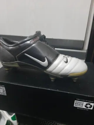 Botas Nike Total 90 usadas y firmadaspor A.iniesta