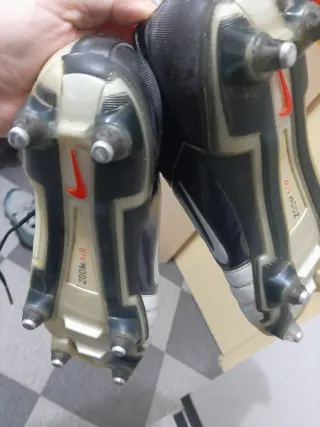 Botas Nike Total 90 usadas y firmadaspor A.iniesta