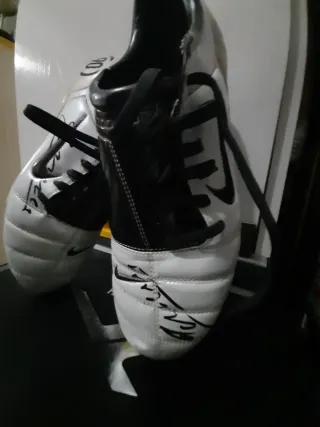 Botas Nike Total 90 usadas y firmadaspor A.iniesta