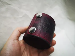 Brazalete cuero medieval artesanal mariposa