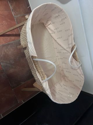 Capazo para bebé con soporte de madera