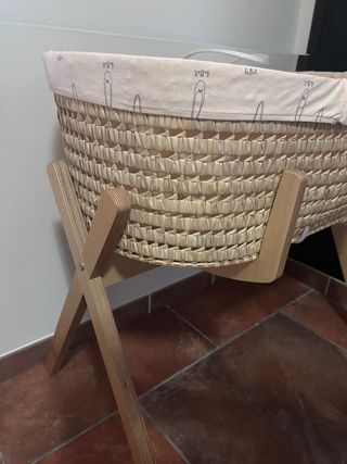 Capazo para bebé con soporte de madera