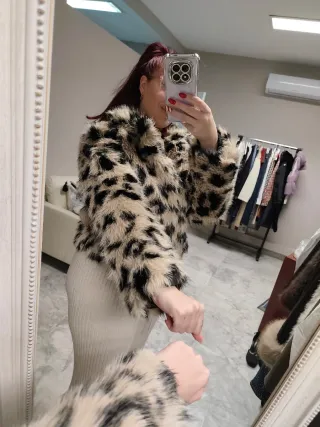 Abrigo pelo estampado leopardo