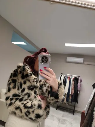 Abrigo pelo estampado leopardo