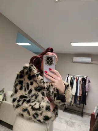 Abrigo pelo estampado leopardo