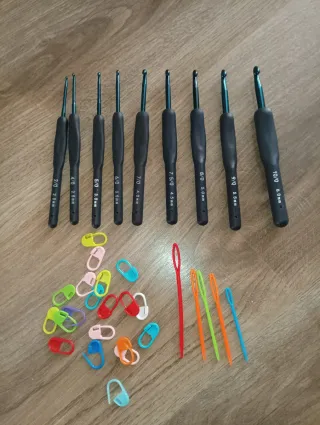 Set de ganchillos de crochet con marcadores