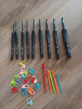 Set de ganchillos de crochet con marcadores