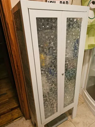 Estantería blanca con puertas de cristal