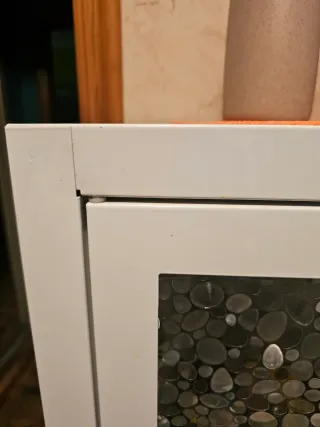 Estantería blanca con puertas de cristal