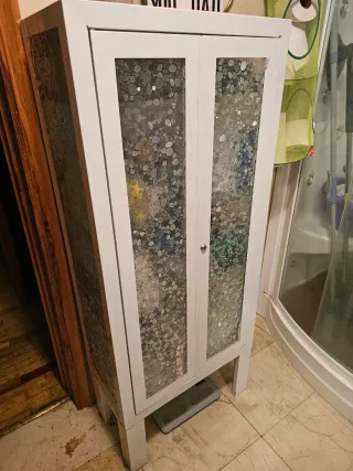 Estantería blanca con puertas de cristal