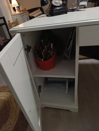 Mesa de despacho blanca y madera