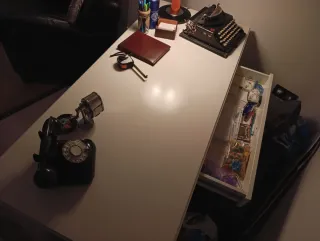 Mesa de despacho blanca y madera