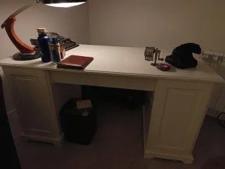 Mesa de despacho blanca y madera