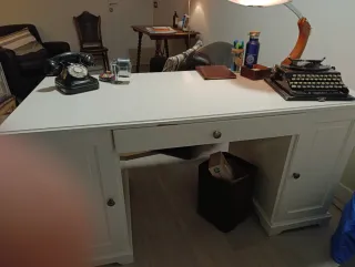 Mesa de despacho blanca y madera