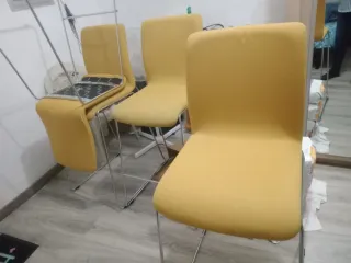 Butacas altas amarillas y plateadas