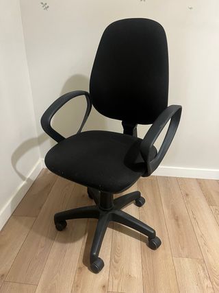 Silla de oficina negra con ruedas y reposabrazos