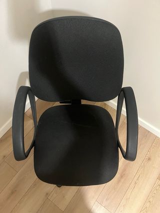 Silla de oficina negra con ruedas y reposabrazos