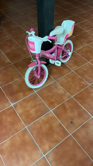 Bicicleta infantil rosa.