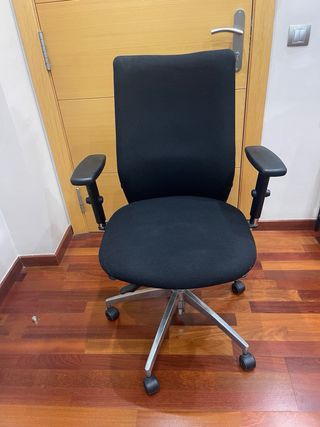 Silla de oficina negra como nueva